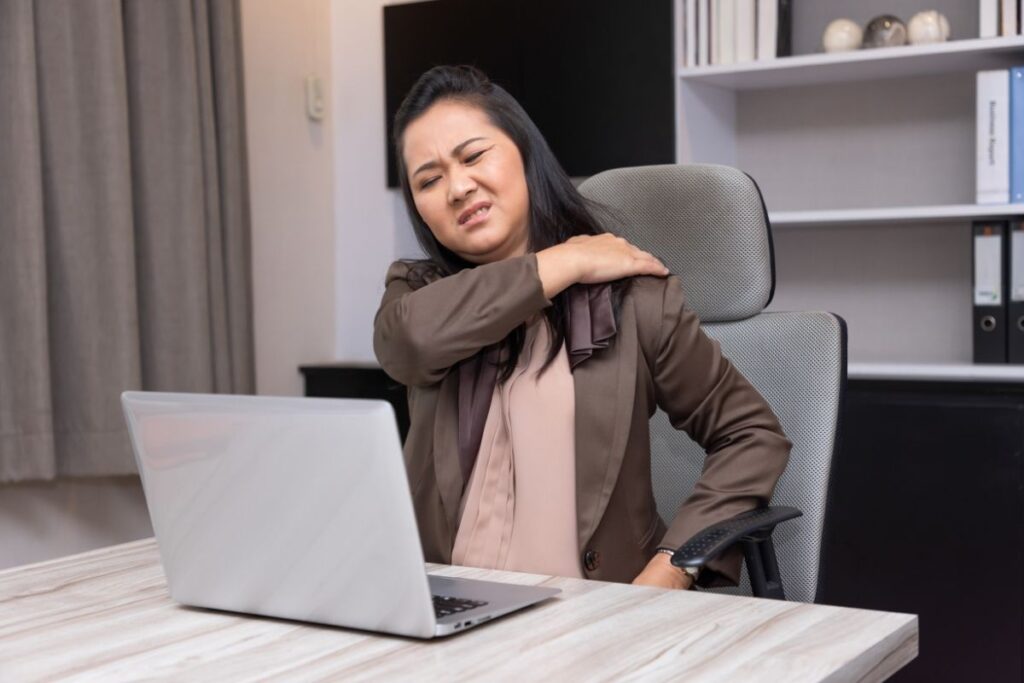 Dor nas costas no home office: como proteger a coluna trabalhando em casa